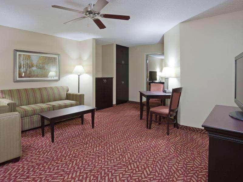 Grandstay Hotel & Suites Cambridge Стая снимка
