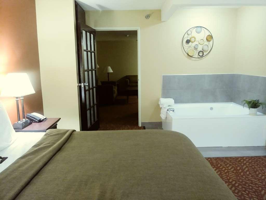 Grandstay Hotel & Suites Cambridge Стая снимка
