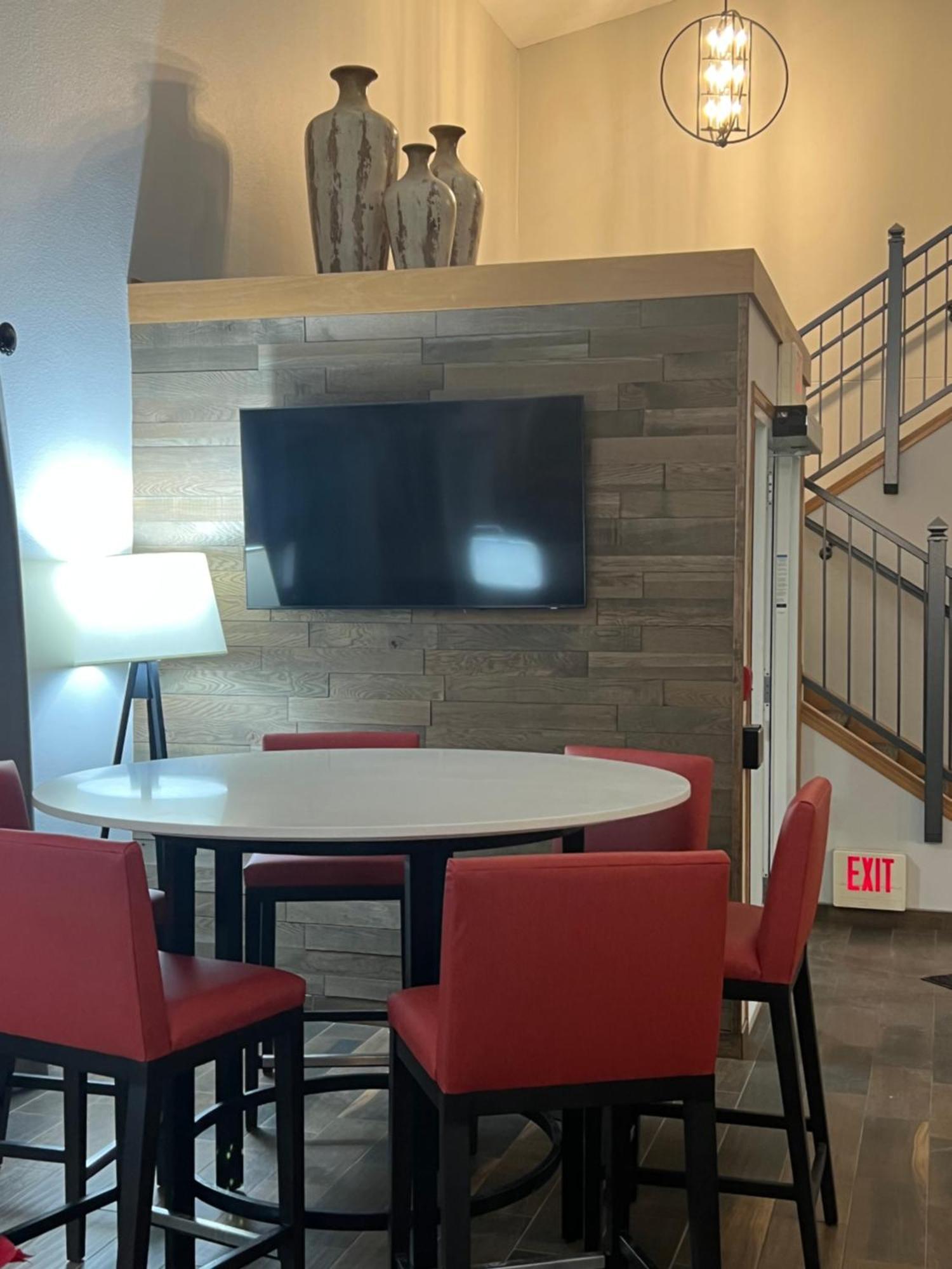 Grandstay Hotel & Suites Cambridge Екстериор снимка