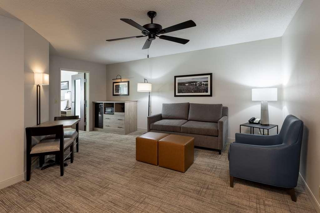 Grandstay Hotel & Suites Cambridge Стая снимка