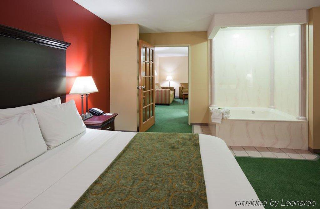 Grandstay Hotel & Suites Cambridge Стая снимка