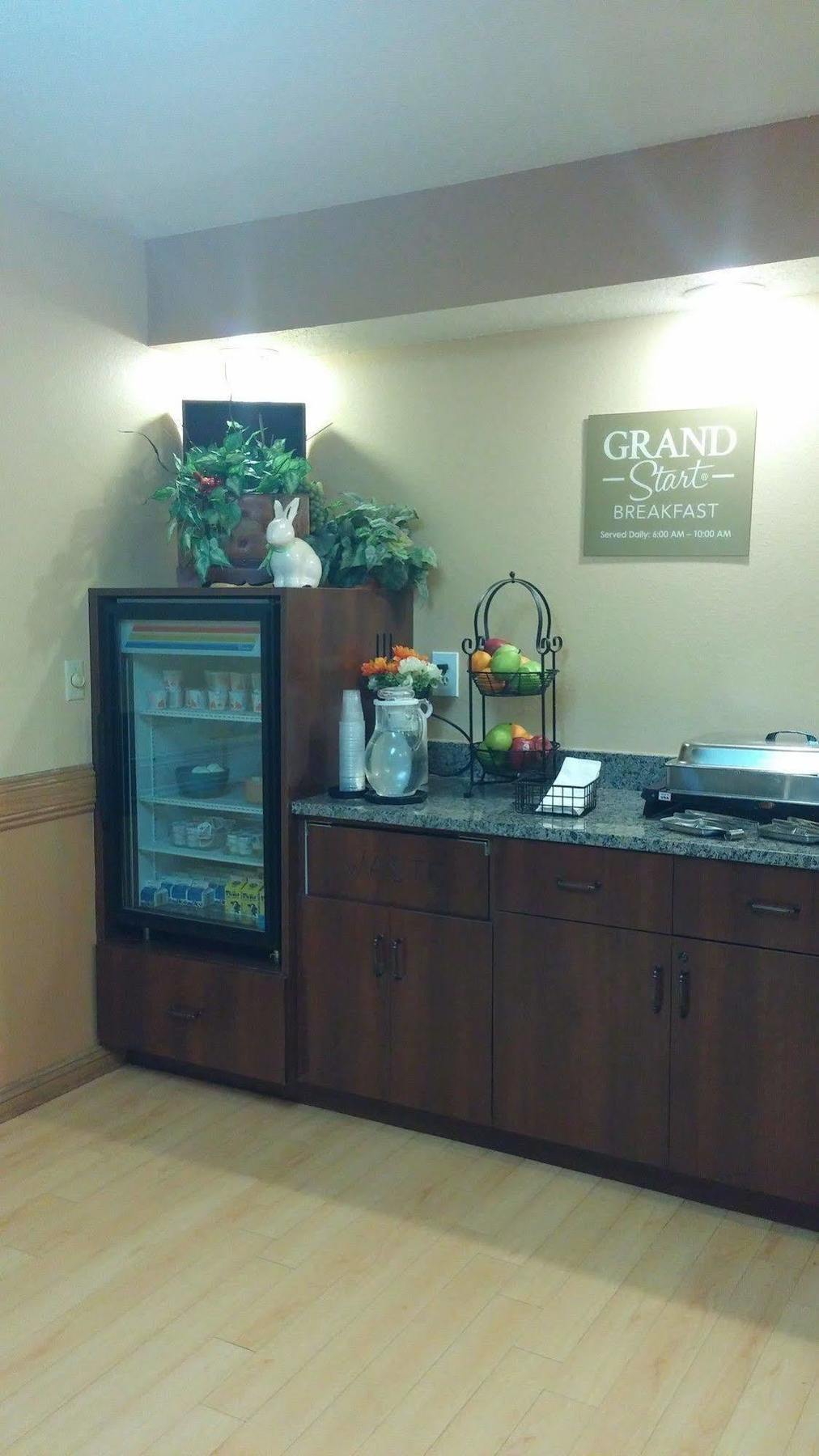 Grandstay Hotel & Suites Cambridge Екстериор снимка